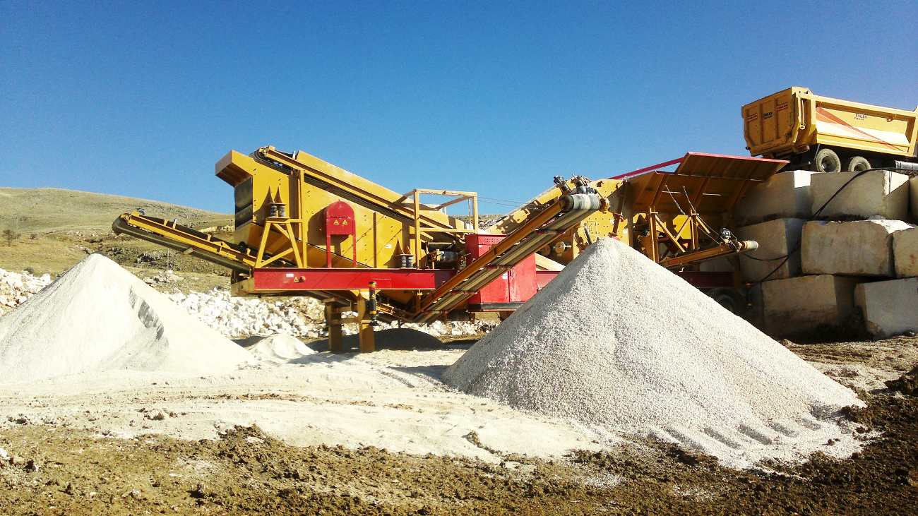 The importance of conveyor belt in stone crushing machine