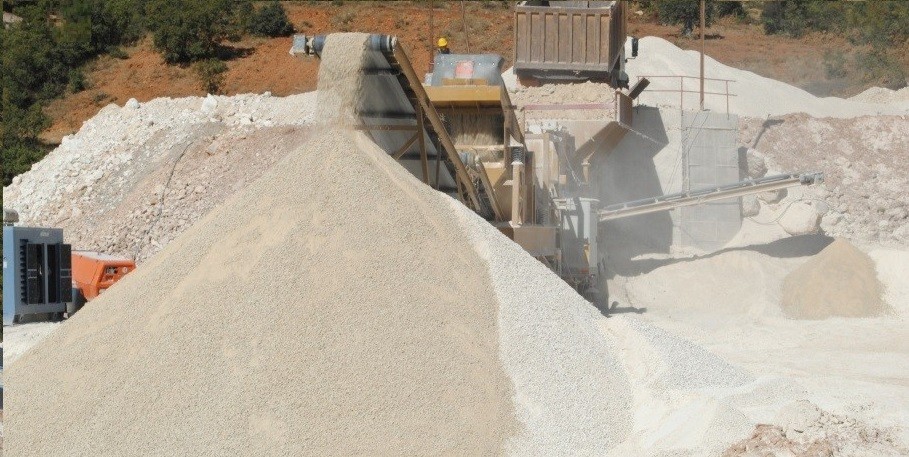 mineral crushing and screening machine