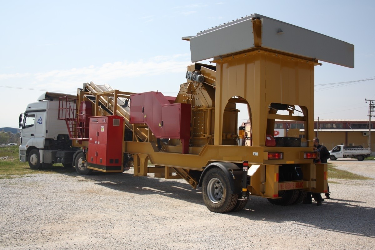 Mobile crusher plant with a capacity of 100 tons per hour