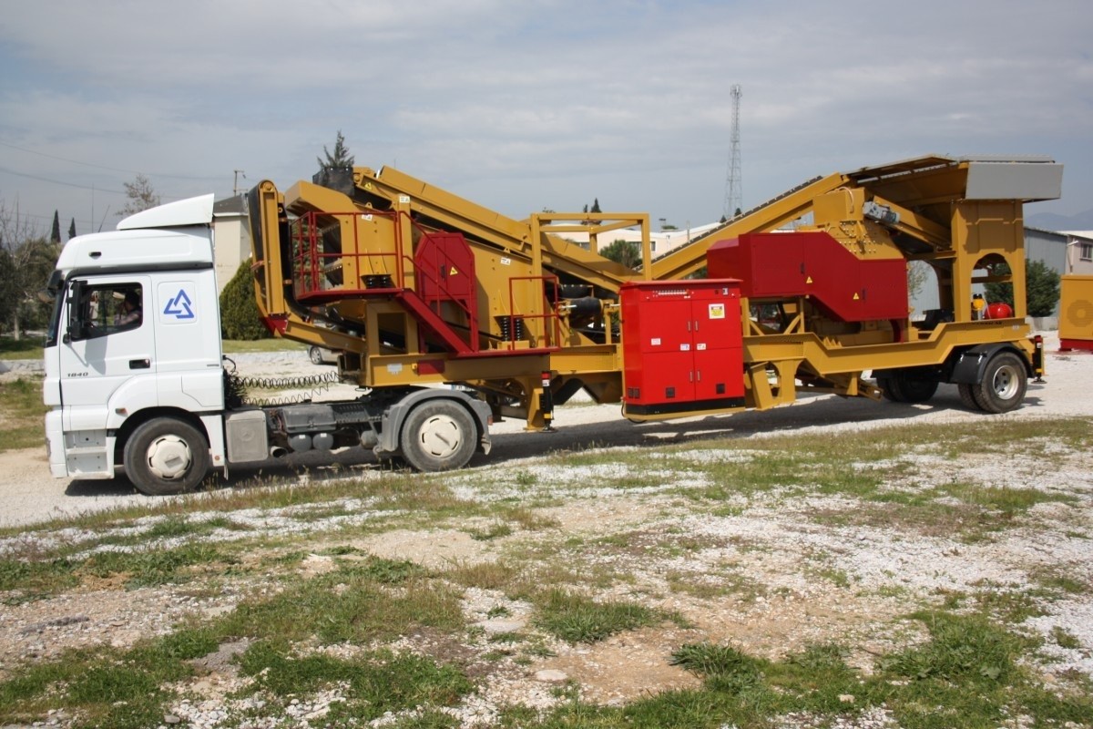 Mobile crusher plant with a capacity of 200 tons per hour