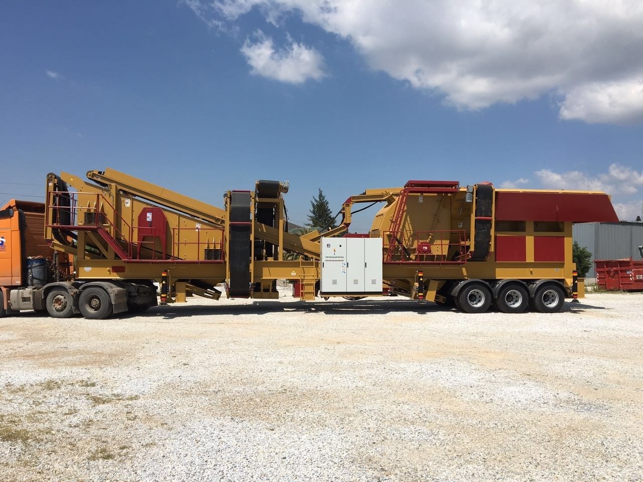 How does a mobile crusher work?